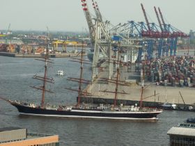 Blick aus dem Fenster auf die "Sedov" Hafengeburtstag 2011 